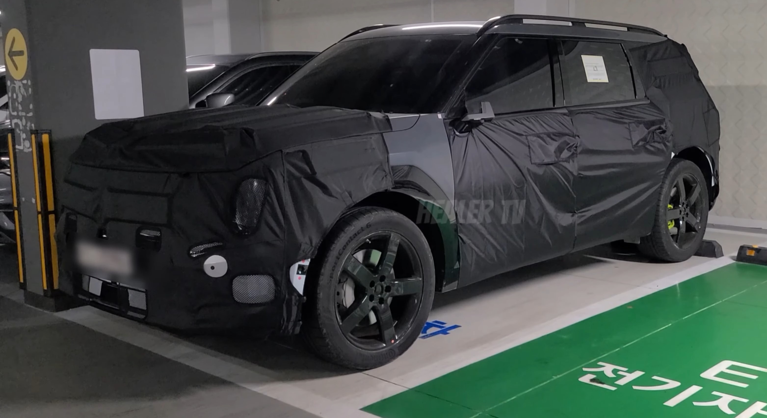기아의 대형 전기 SUV EV9의 고성능 끝판왕 버전 &#39;EV9 GT’ 테스트카가 새롭게 포착됐다.