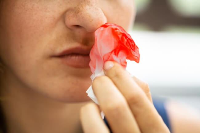 코피-나는-여성