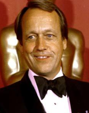 턱시도를 입고 있는 조지로이힐 감독 사진