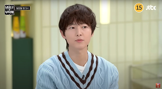 송중기의 브이넥 케이블 니트 디테일