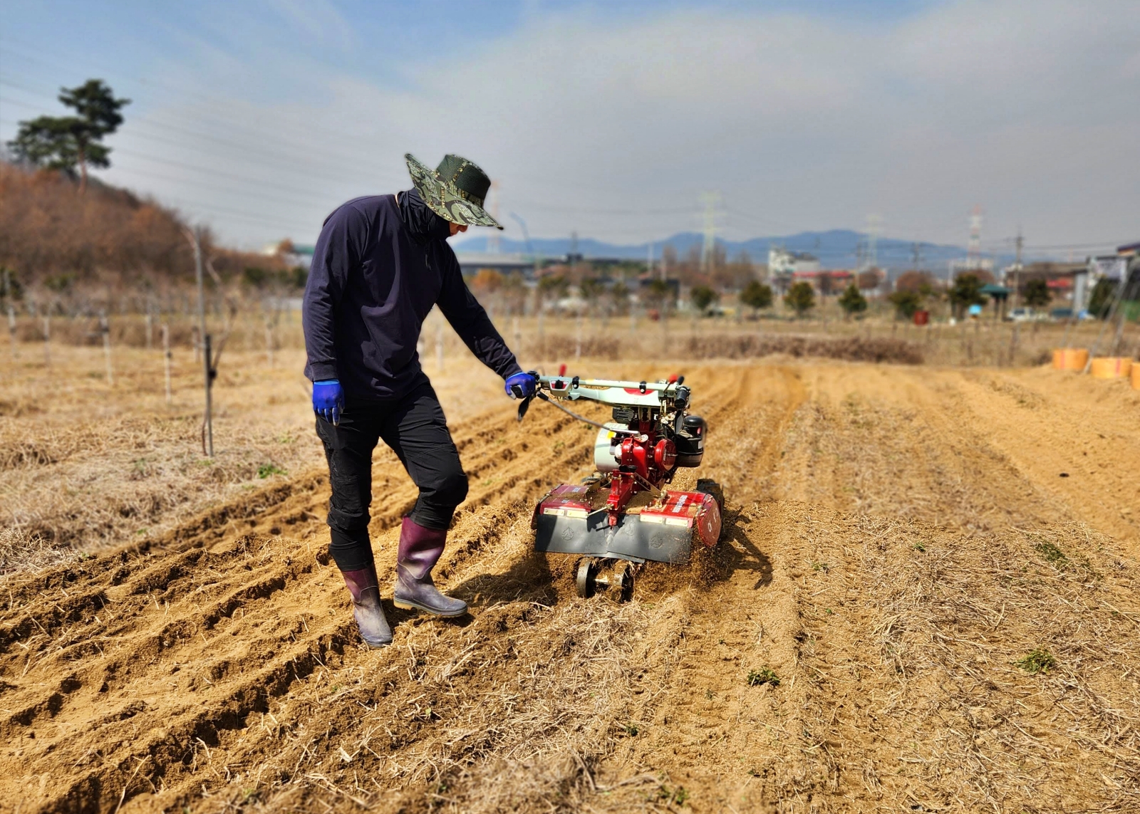 귀농인이 밭을 갈고 있다