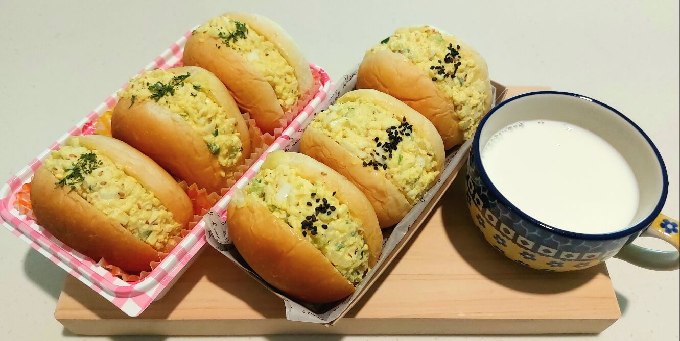 우유와 곁들인 에그마요 샌드위치