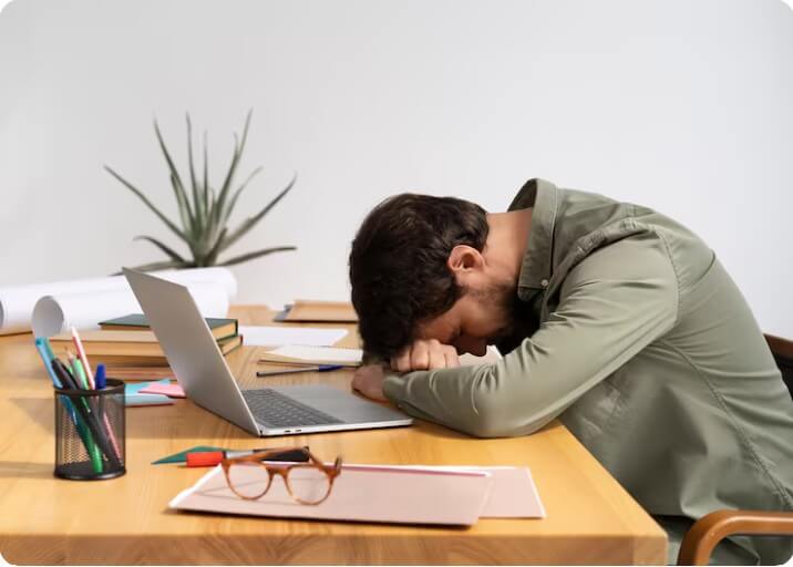 몸이 피곤해 지쳐 있는 직장인