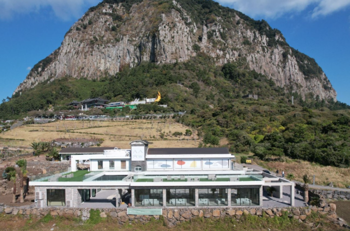 오늘N 제주 산방산 카페 한라봉케이크 조약돌케이크 딸기케이크 크루아상 한라봉에이드 대한민국 보물정원 제주 서귀포시 소색채본