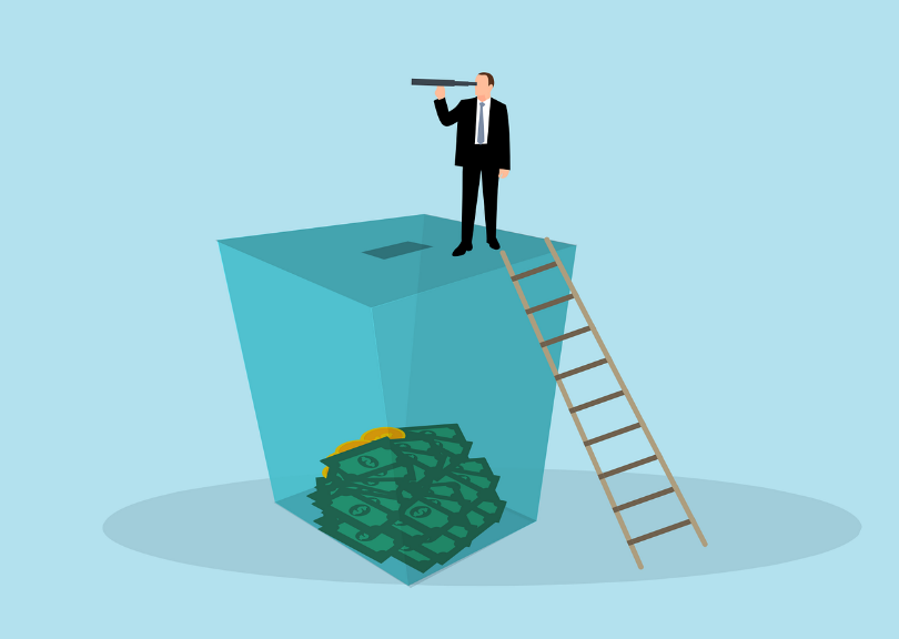 돈이 쌓인 상자 위에 올라서서 망원경으로 먼 곳을 보는 남자