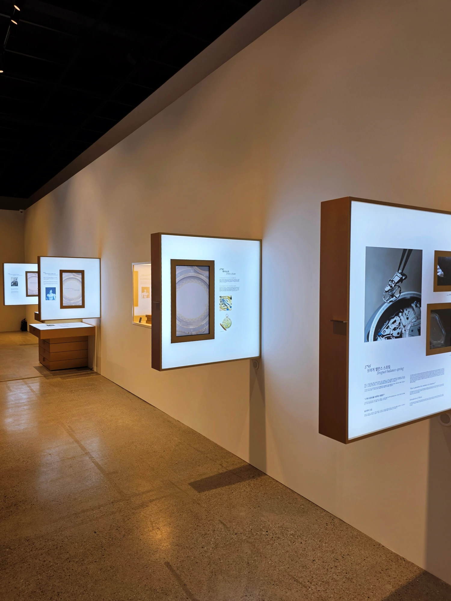 팝업집기 MURAL LIBRARY(벽면 서랍 유닛)와 VERTICAL DRAWERS(수직형 벽체 전시 프레임)