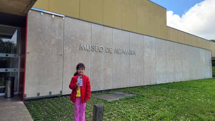 알타미라 국립 박물관 (Museo de Altamira) 입구에서 우리 아미