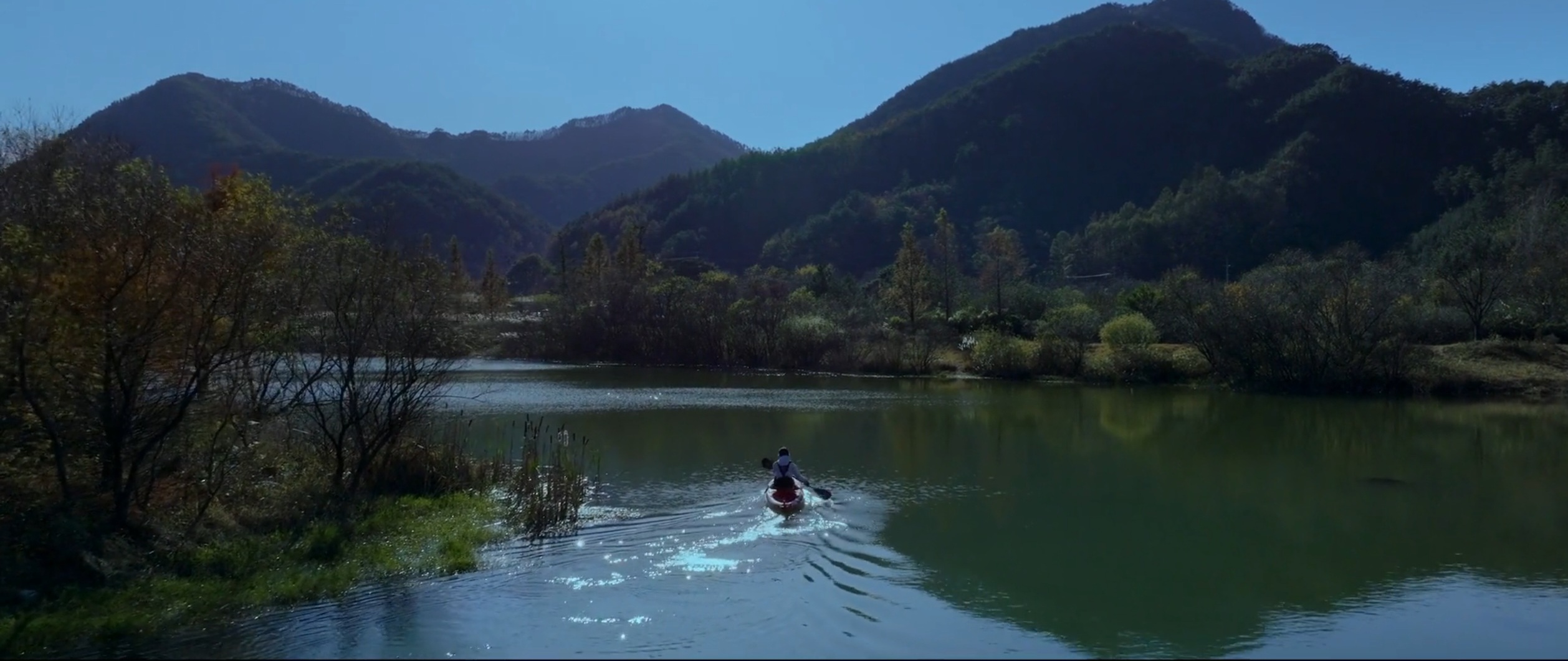 주인공이 주천생태공원에서 카약을 즐긴다