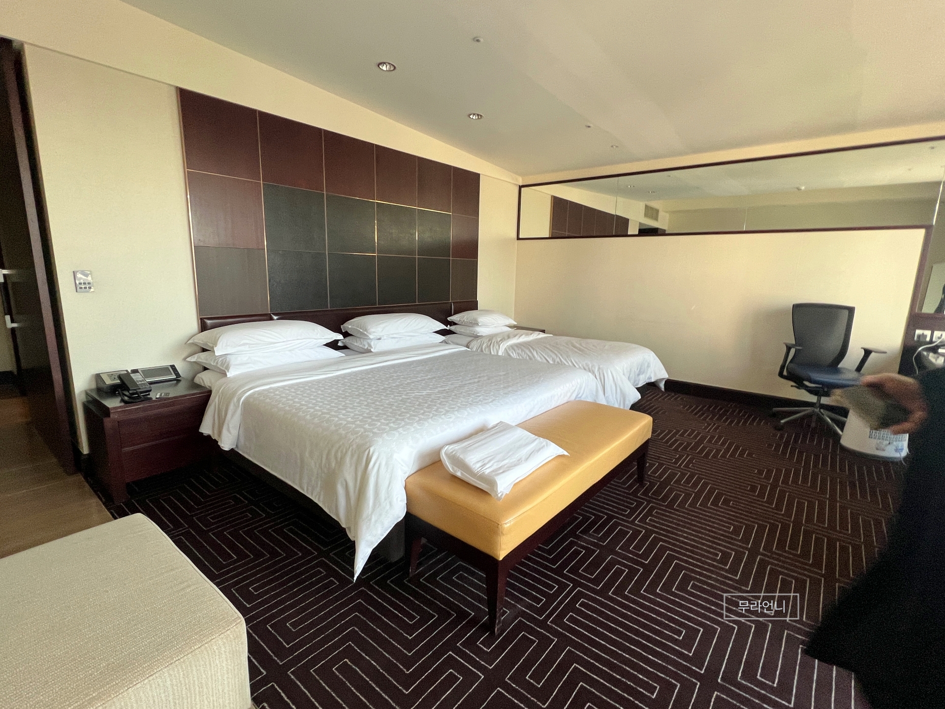 더블침대 하나에 싱글침대 하나까지 추가해줌