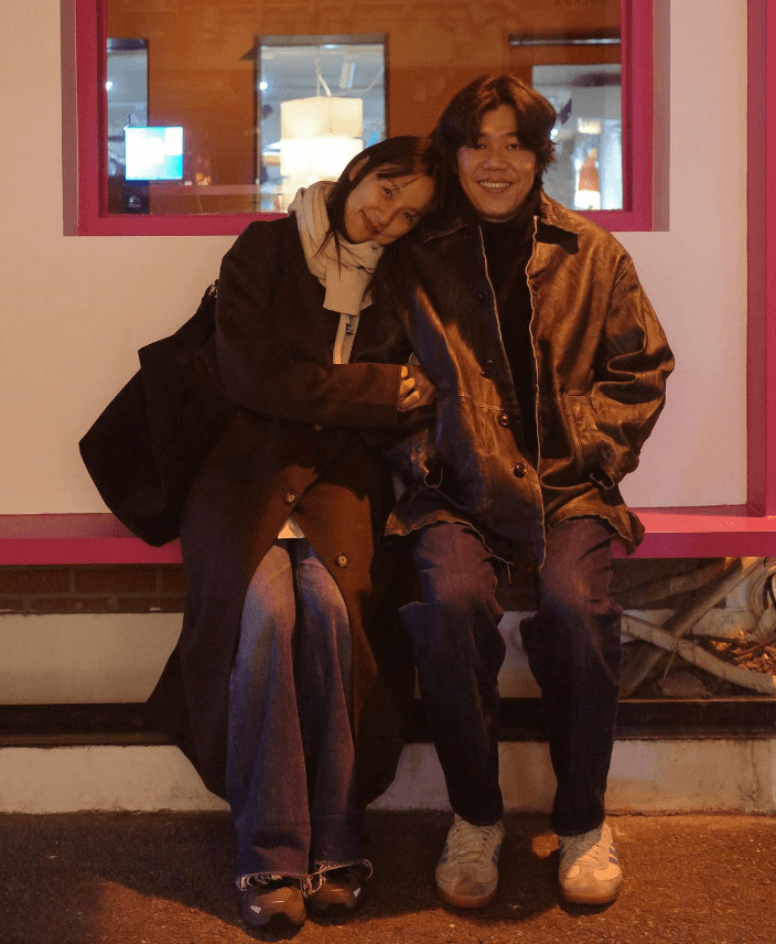 이효리와-이상순이-다정히-벤치에-앉아-있는-사진으로-이효리가-이상순의-팔짱을-끼고-머리를-이상순의-어깨에-기대고-웃는-사진-이효리-SNS에서-캡쳐