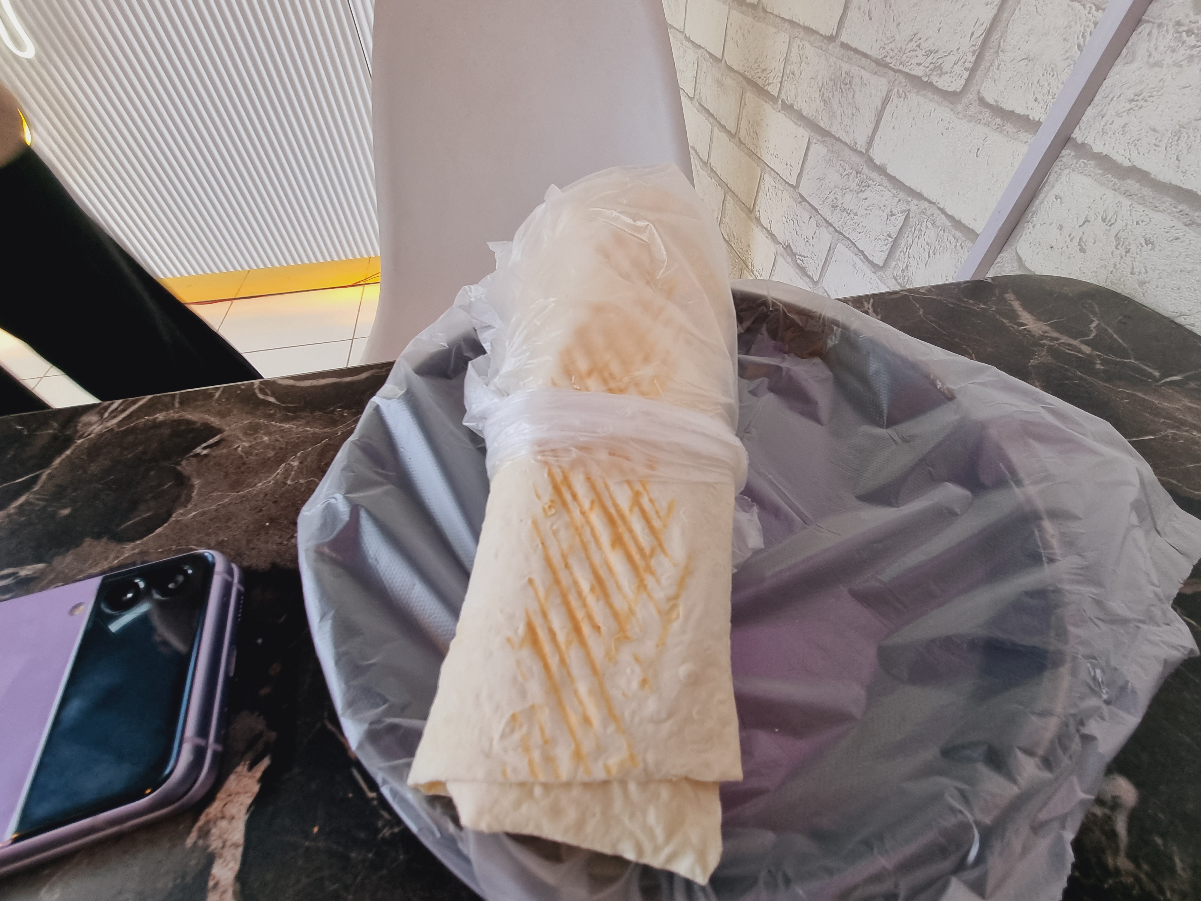 주문한 햄버거와 롤샌드위치