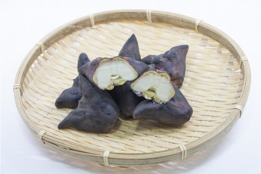 야생의 못&#44; 물속에서 자라는 마름의 열매인 능인을 채취하여 깨끗이 세척을 한 후에 대나무로 만든 소쿠리에 6~7개 놓아 두고&#44; 그 중에 한개는 반으로 잘라서 속이 보이게 놓고 찍은 사진