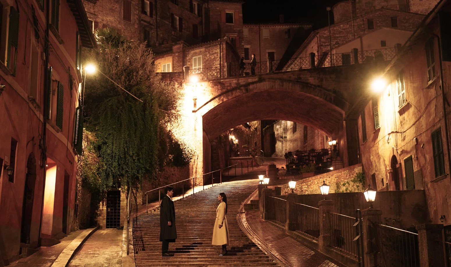 넷플릭스 드라마 이 사랑 통역되나요에서 주인공들이 밤의 유럽 거리에서 마주하는 장면