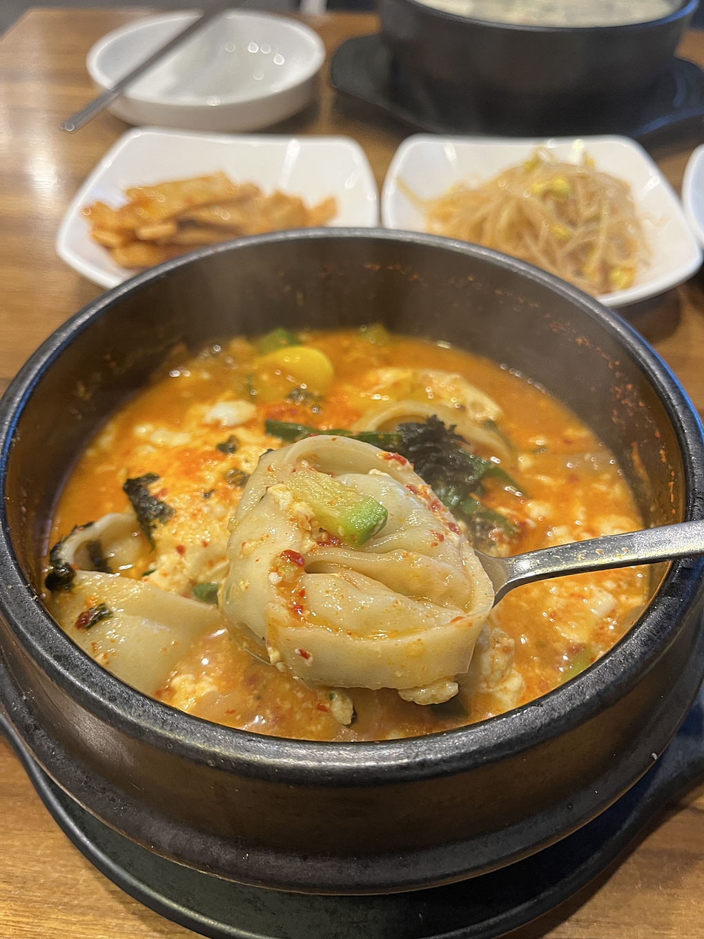 찌개에있는 만두 사진