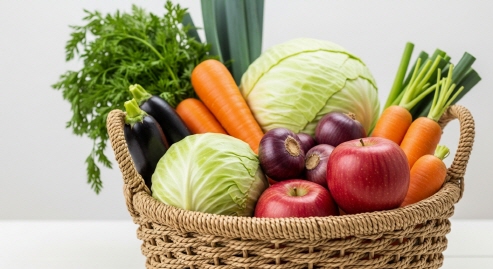 채소와 과일이 가득 담긴 바구니를 들고 있는 모습