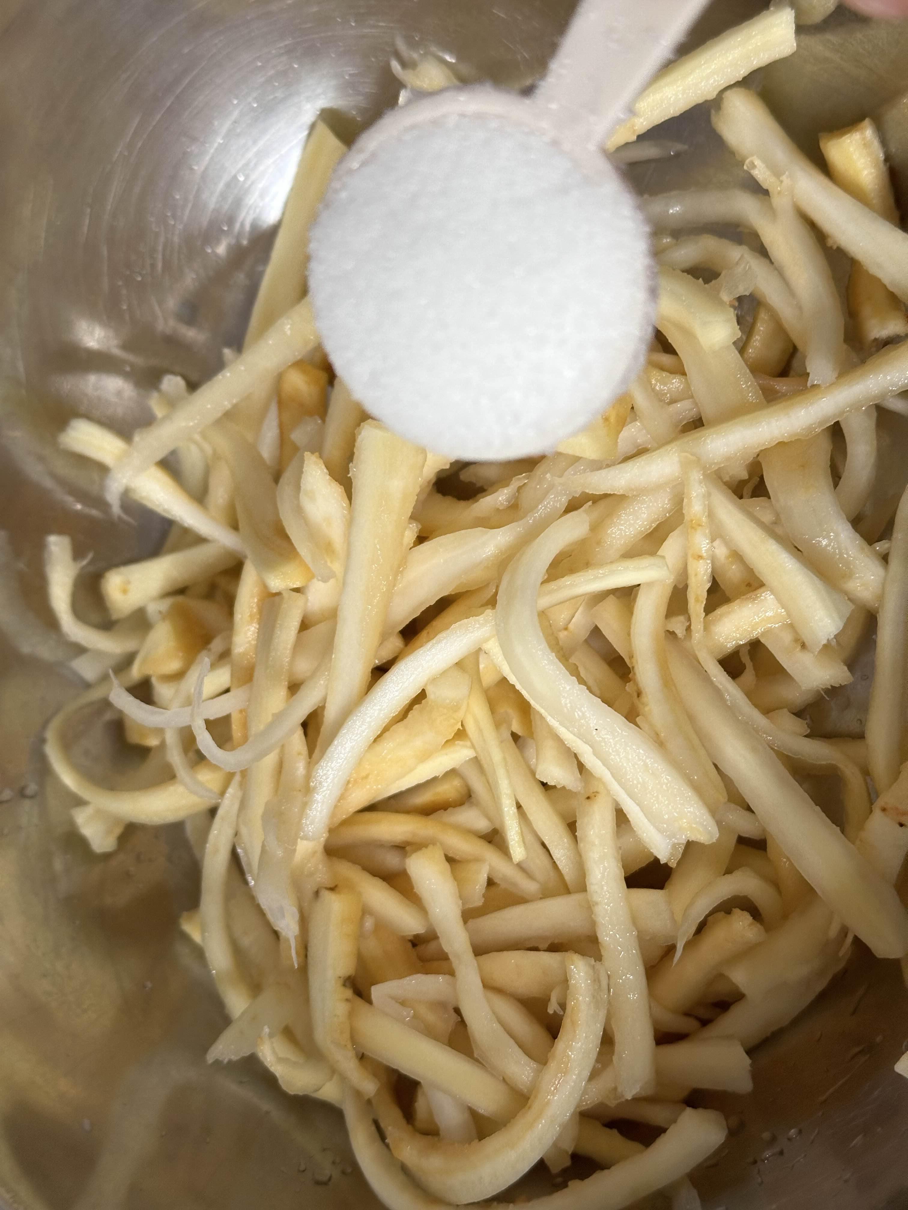 도라지 설탕에 절이는 모습