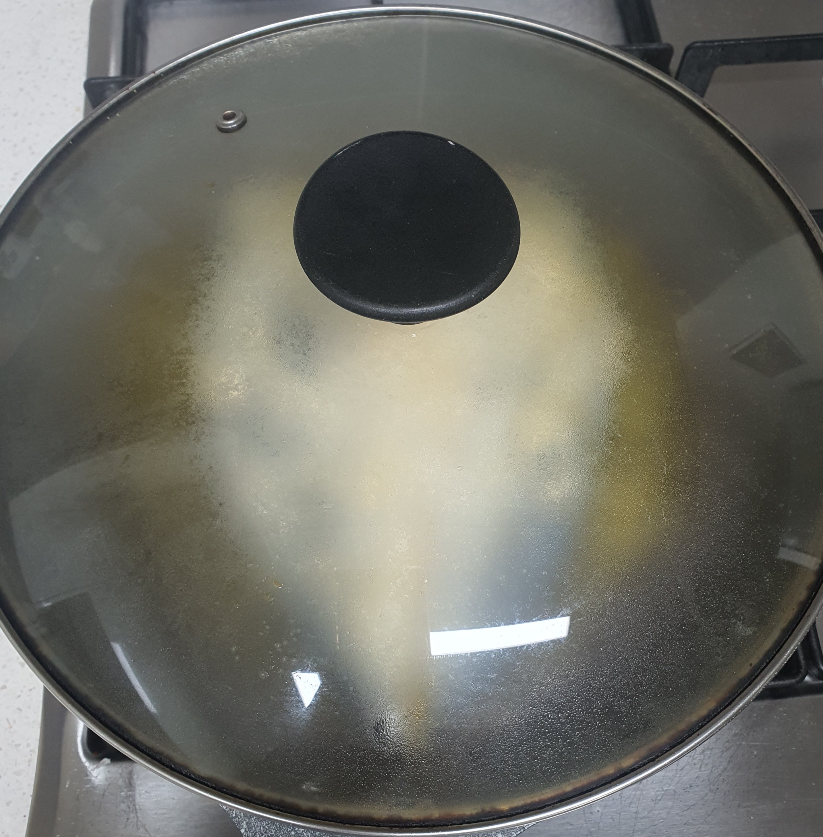 뚜껑을-덮어-기름이-튀지-않아요.