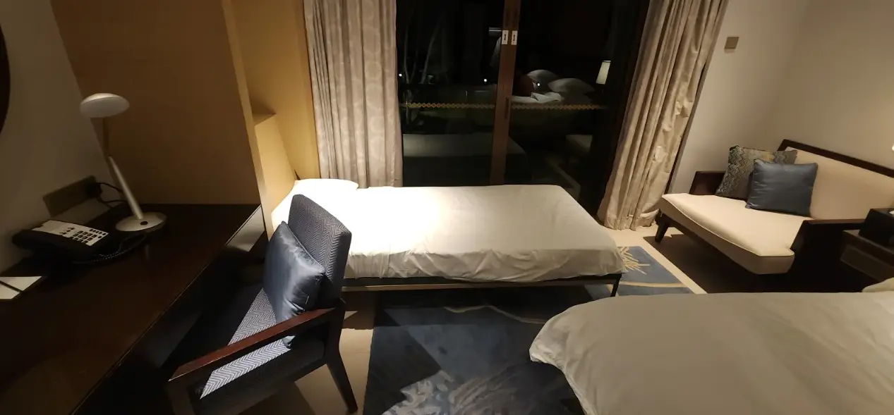 객실내부-창문앞-싱글침대와-책상이-주로보이는-사진