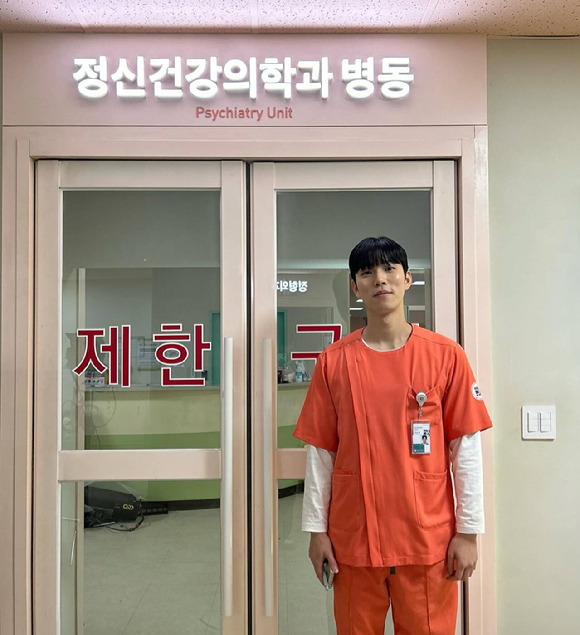 배우 유인수가 &#39;정신병동에도 아침이 와요&#39; 촬영장에서 포즈를 취하고 있다. [사진=유인수 인스타그램]