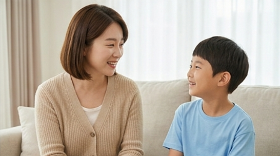 엄마와 아이가 미소지으며 바라보는 모습