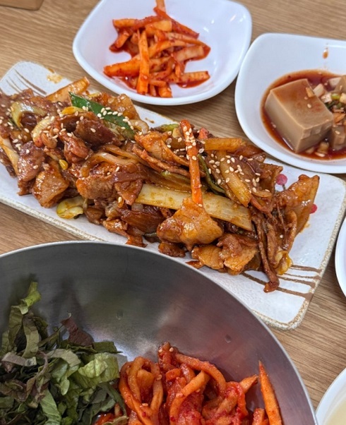 제육볶음-백반기행-용산-콩국수-진미식당-청국장