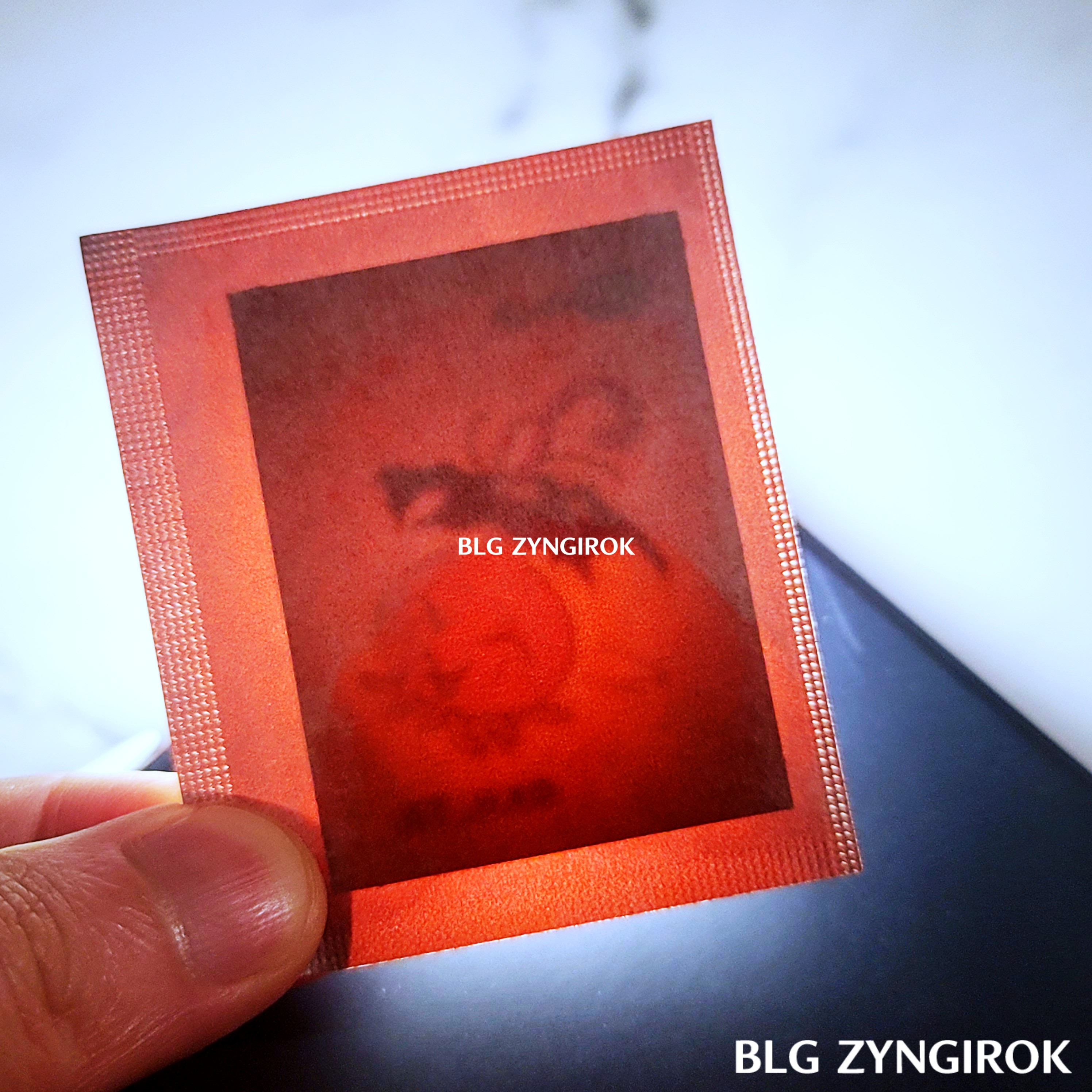 띠부띠부씰을-하나-들고있다.