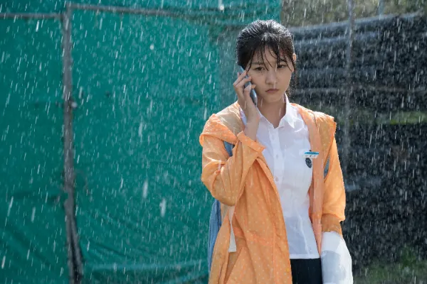 사라진 수연(신세휘)을 찾아다니는 유진(김새론)