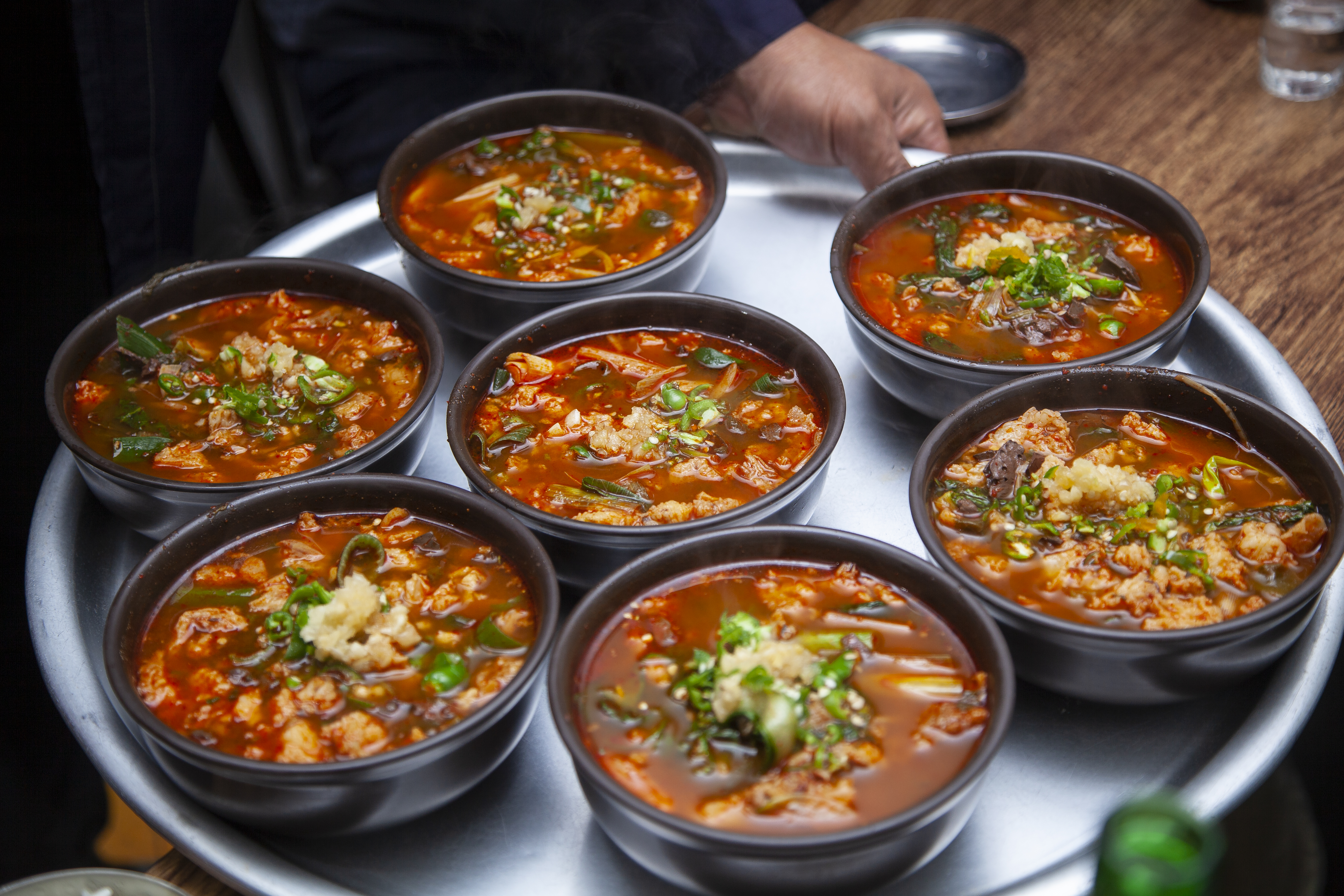 육개장 여러 그릇의 사진