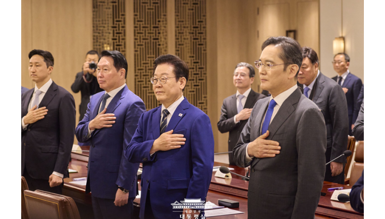 이재용 삼성전자회장, 이재명 대통령, 최태원 SK그룹 회장, 정의선 HD현대 그룹 회장이 16일 서울 용산 대통령실에서 열린 '한·미 관세협상 후속 민관 합동회의'에서 국민의례를 하고 있다.