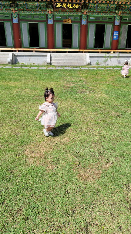 2021년 법기암 야외마당에서 걷고 있는 쌍둥이 자매