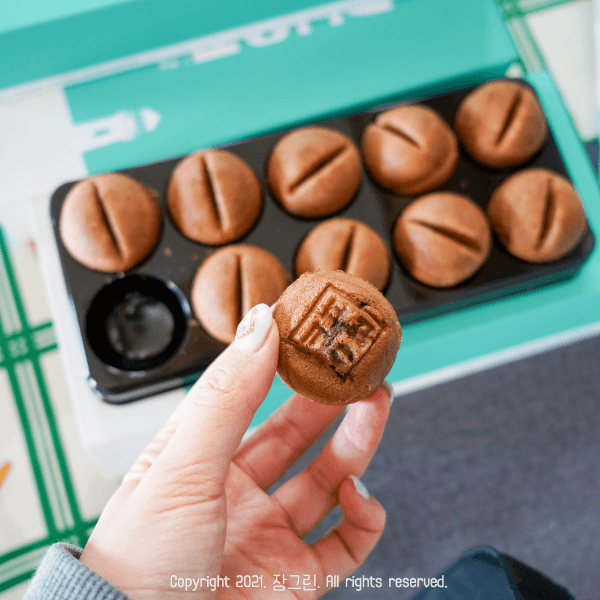 손으로집은-커피콩빵