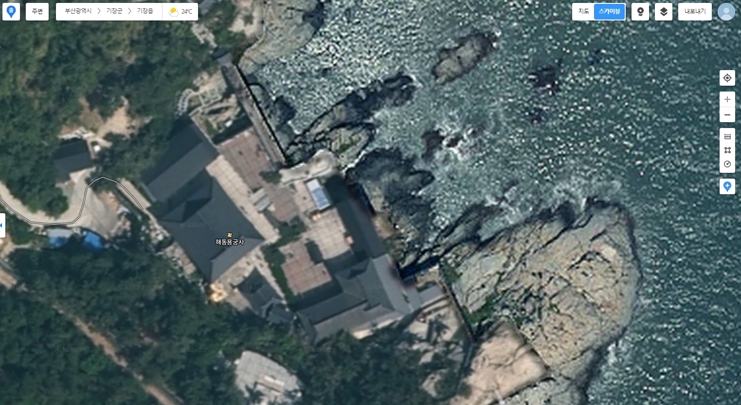 해동 용궁사 주변을 스카이뷰로 확대한 고화질 위성 이미지