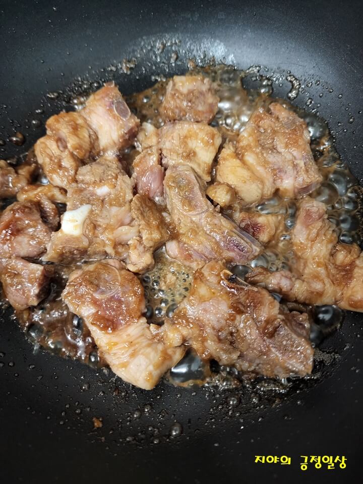 프라이팬에서 소스 양념이 잘 베어 있는 돼지고기 굽기