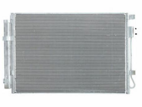 자동차 에어컨 응축기(컨덴서) 부품 이미지. 라디에이터와 유사한 판형 구조로, 고온·고압의 냉매를 냉각해 액체 상태로 전환시키는 역할.