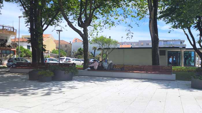 이스포젠드의 공원에서 달달한 낮잠에 빠진 아빠와 딸