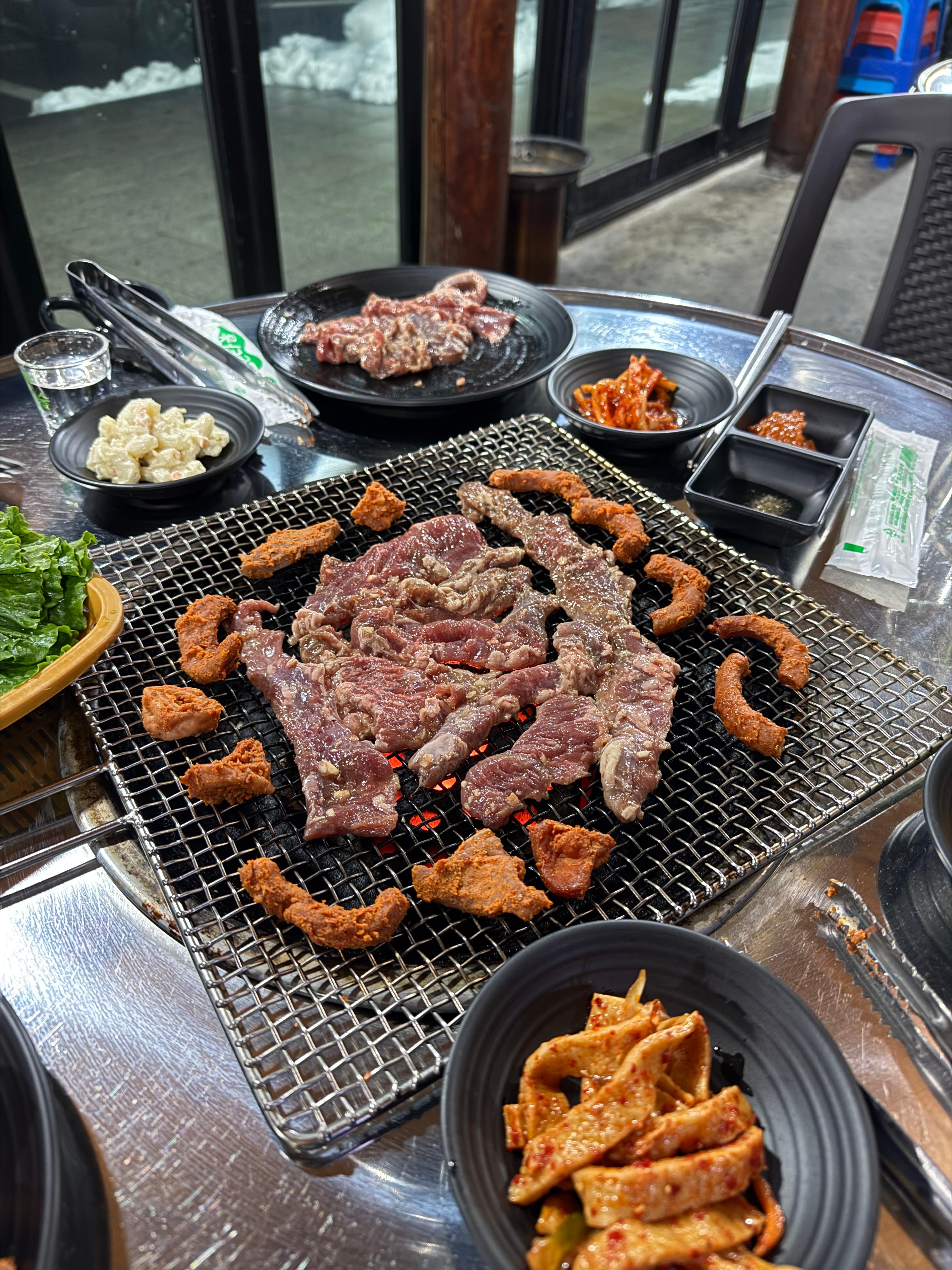 고기를 올리고 굽는 사진입니다.