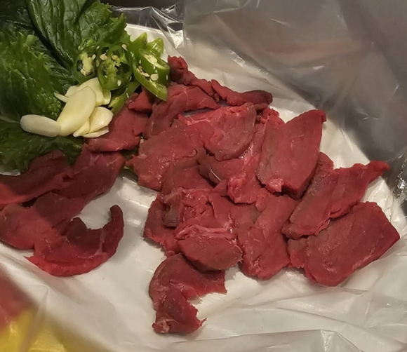 투플러스 한우로 만들었다는 육사시미를 먹고 이상한 식감에 결국 뱉어버렸다는 한 누리꾼의 사연이 전해졌다. 사진은 해당 육사시미 모습. [사진=온라인 커뮤니티]