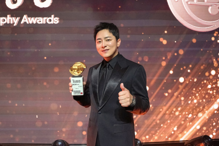 조정석 황금촬영상 남우주연상 수상 사진