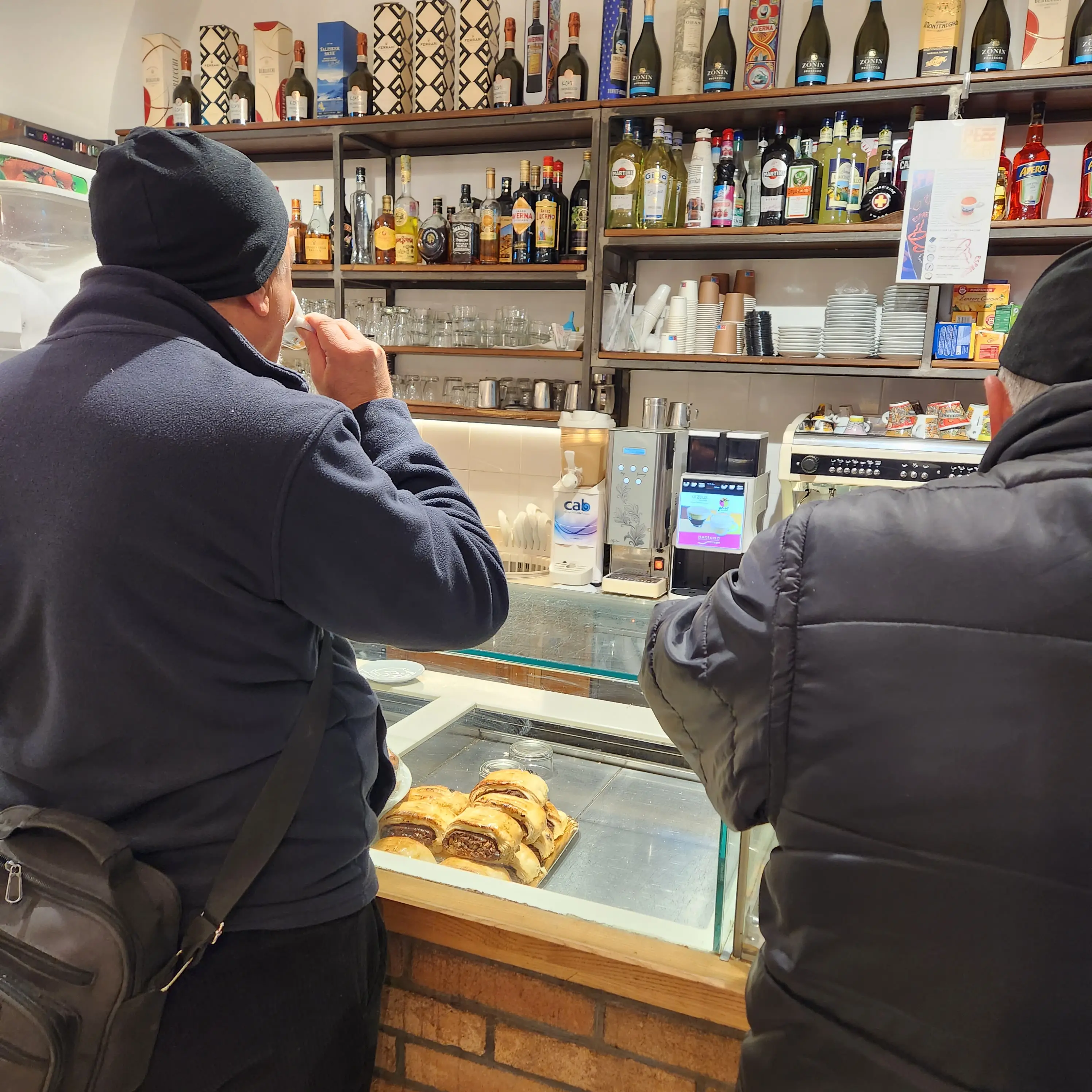 서서-커피마시는-사람들