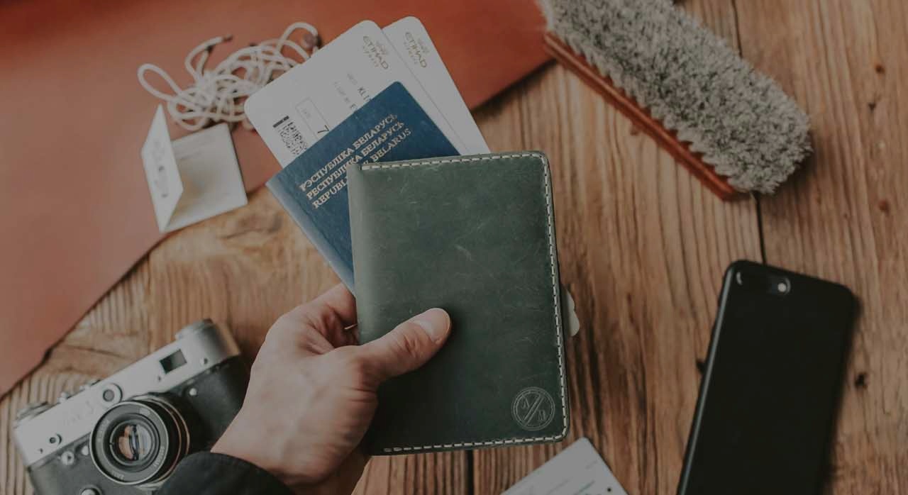여권과 항공권을 들고 있는 여행자의 손. [ⓒPexels &lsquo;Vlada Karpovich&lsquo;]