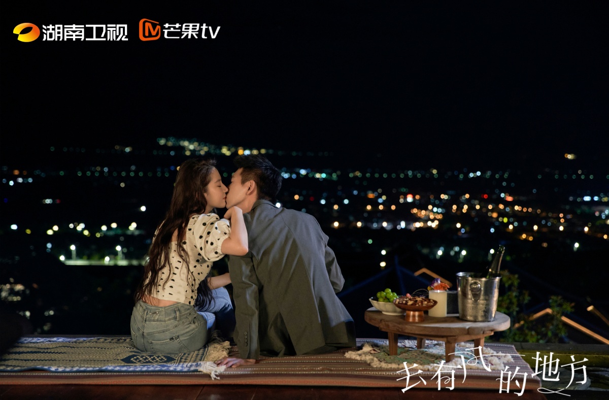 거유풍적지방-이현과 유역비-달밤에 얼굴 가까이 대는 모습