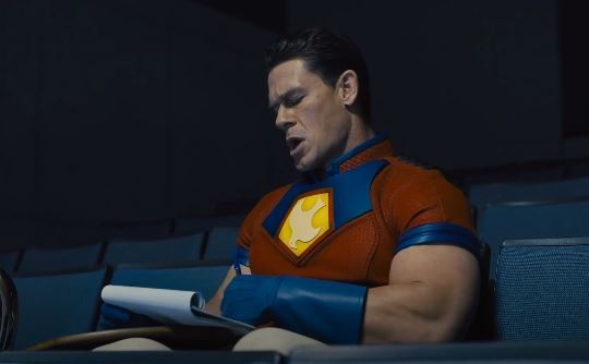 노트에 열심히 필기하는 피스메이커의 모습