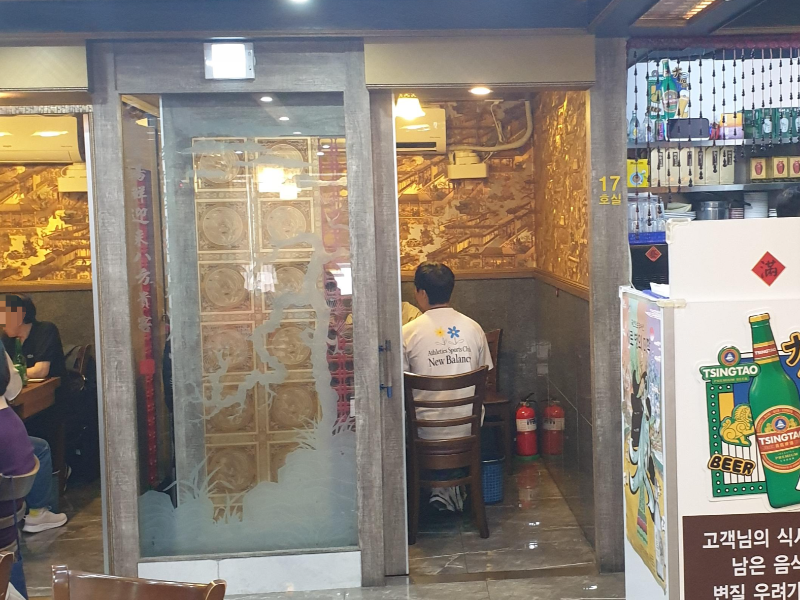 내부는 황금색 중국 고전 그림 스타일의 벽지가 붙어 있다.
