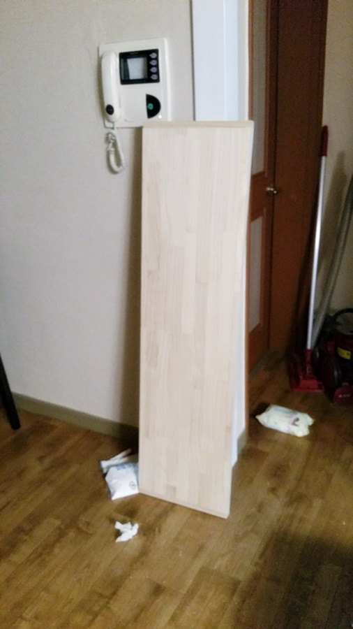 목재를 사이즈에 맞춰 잘라 뚜껑을 만듬