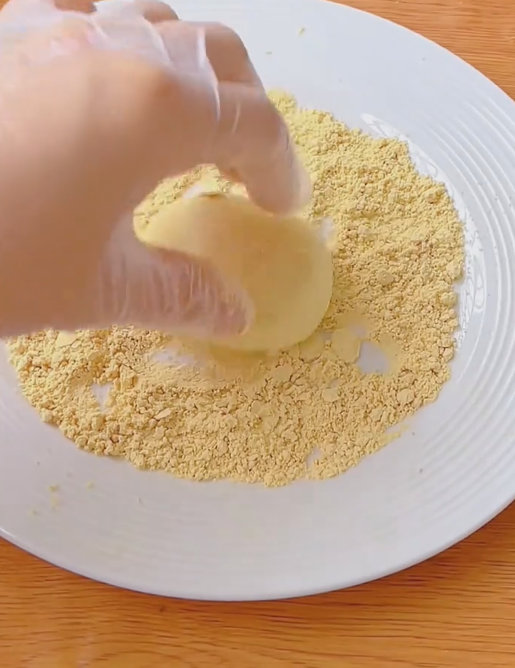 콩가루 위로 부드럽게 늘어나는 하얀 우유모찌 근접샷