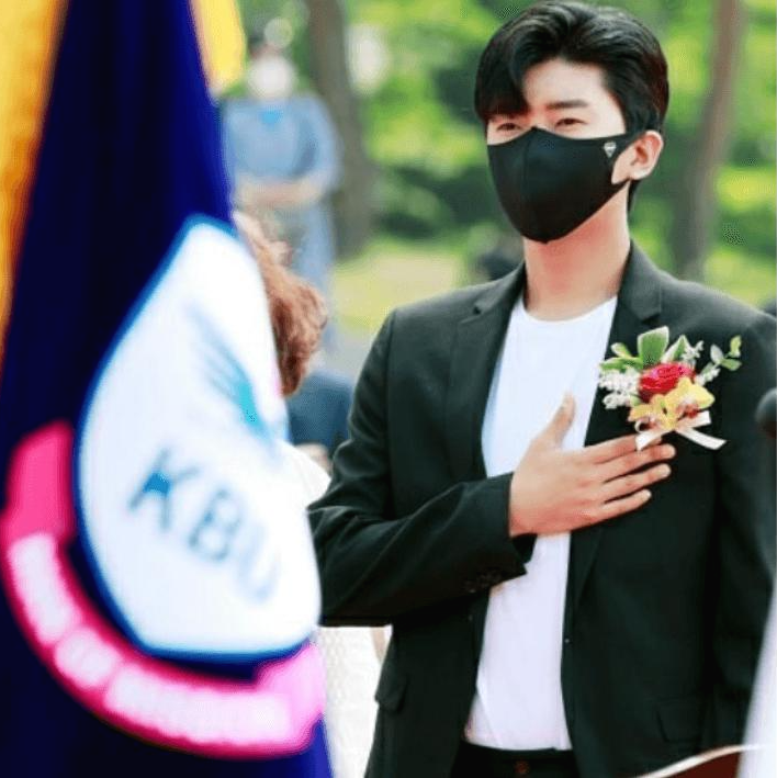 마스크를-쓰고-국기에-대한-경례를-하는-임영웅