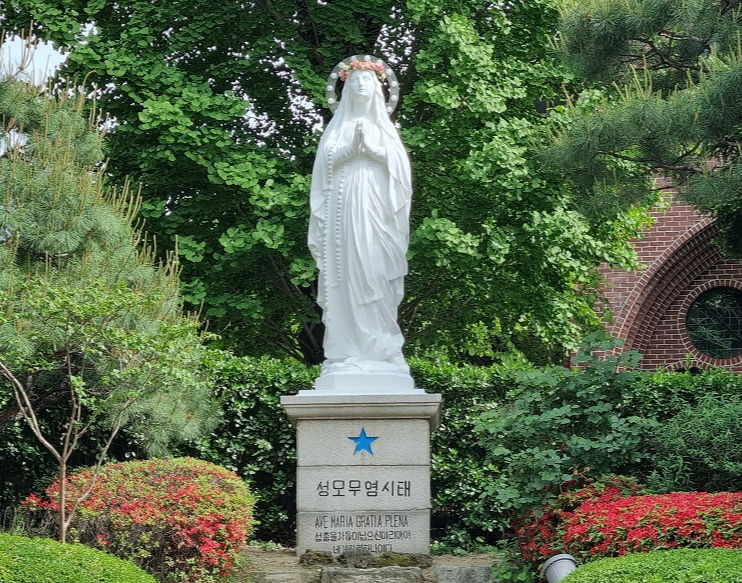 서울 명동성당 주보성인이신 원죄없이 잉태되신(무염시태) 모후 성모님 석상입니다.