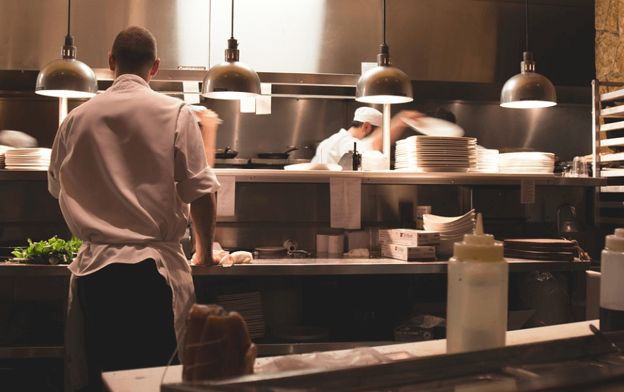 주방 기름때 제거 방법으로 관리과 되어 있는 주방에서 요리를 하고 있다