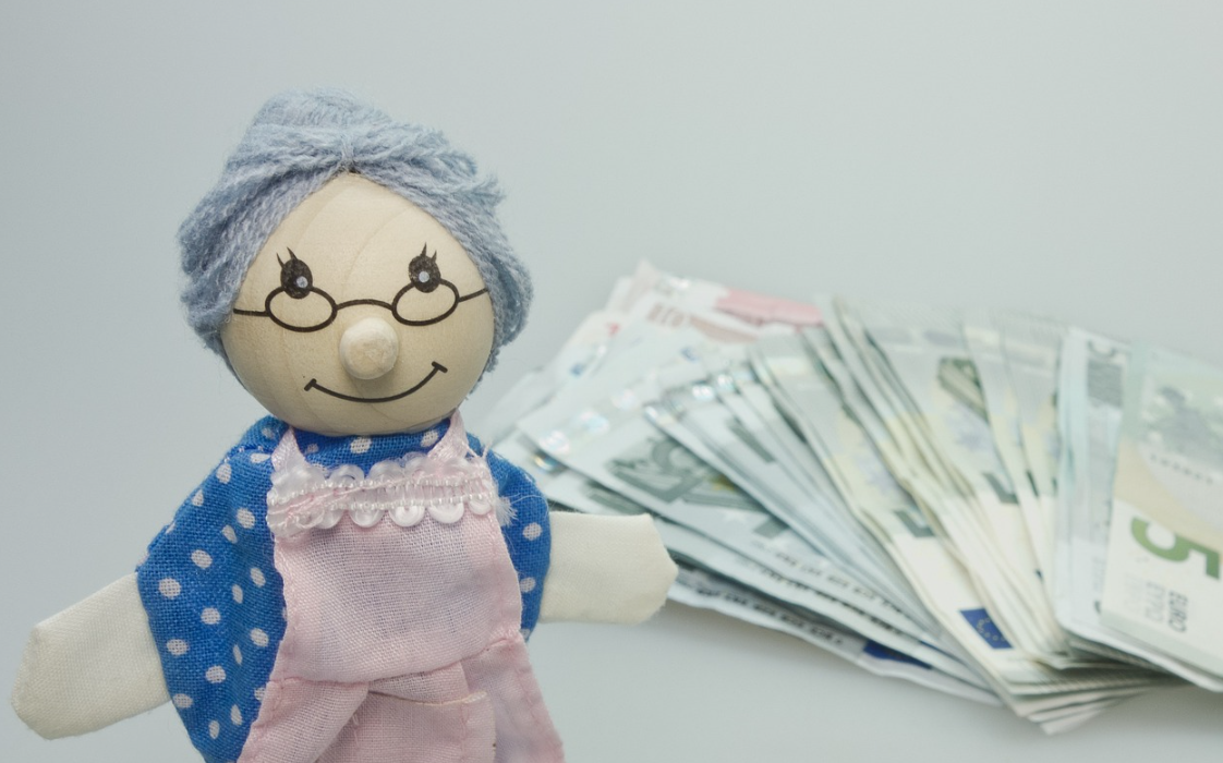 할머니 인형과 지폐가 많이 있는 사진