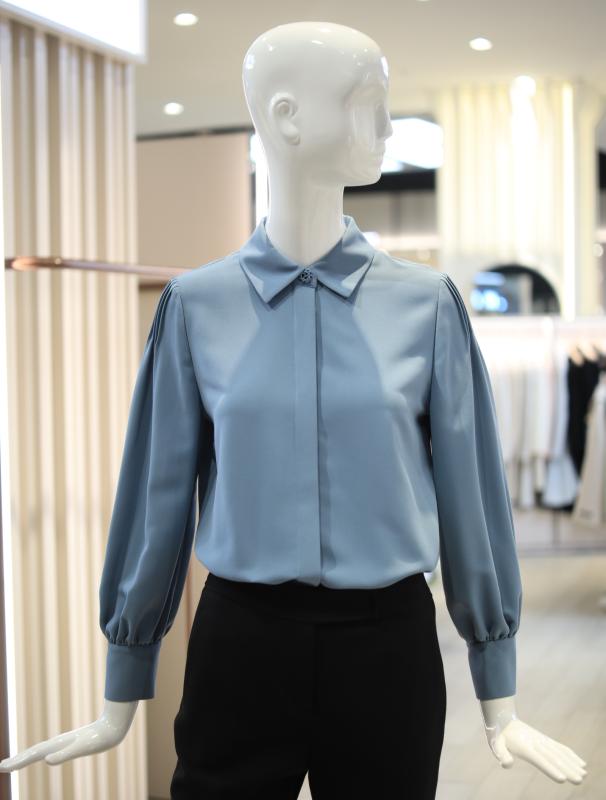 케네스레이디 플리츠 숄더 솔리드 블라우스 EWBLLJ0400